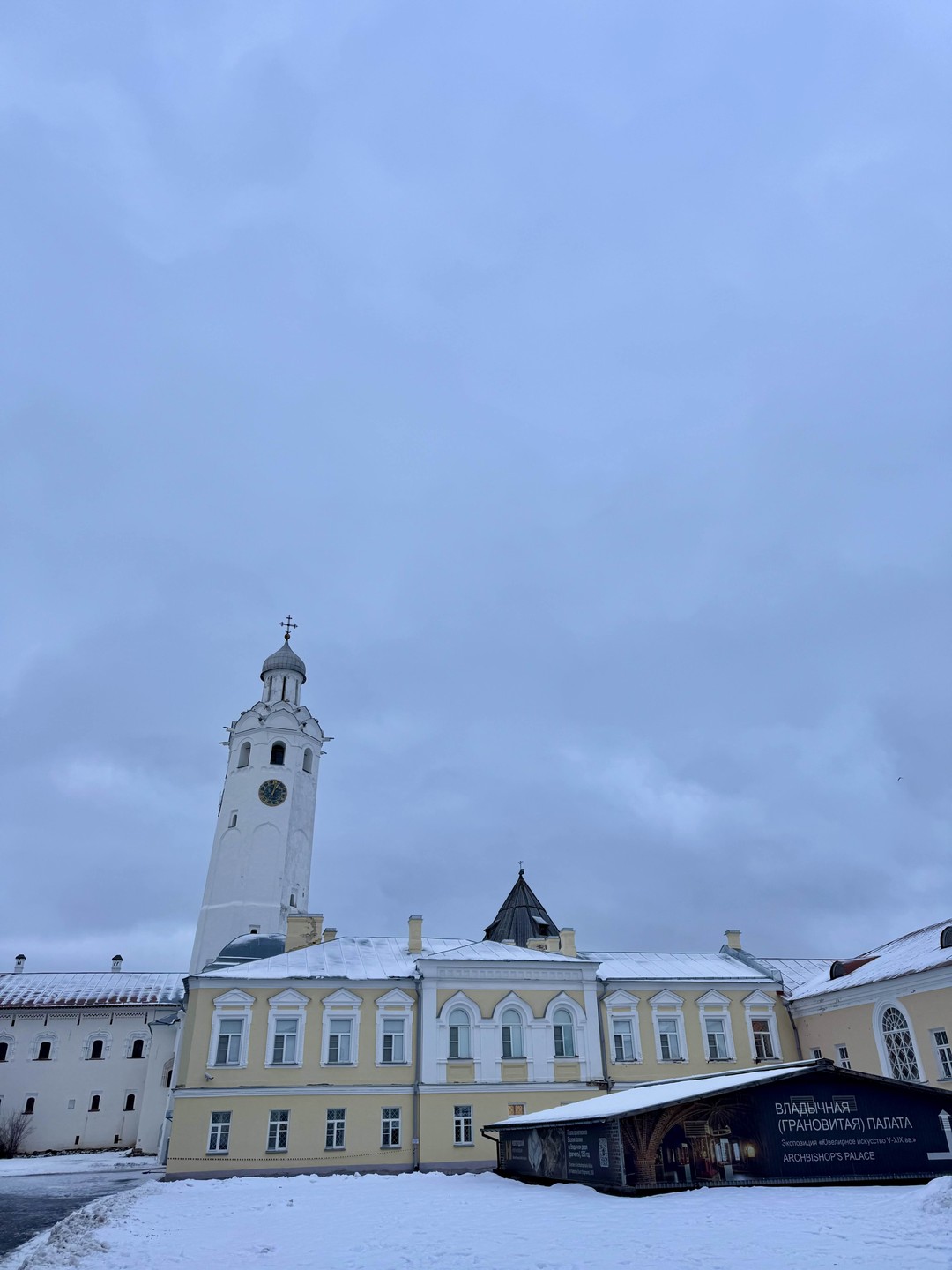 Рекомендую! Очень познавательная экскурсия, у Юрия великолепный стиль подачи, чувство юмора и кругозор. 2 часа пролетели на одном дыхании