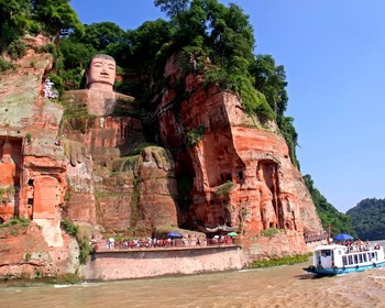 Гигантский Будда Лэшаня и старинные улочки
