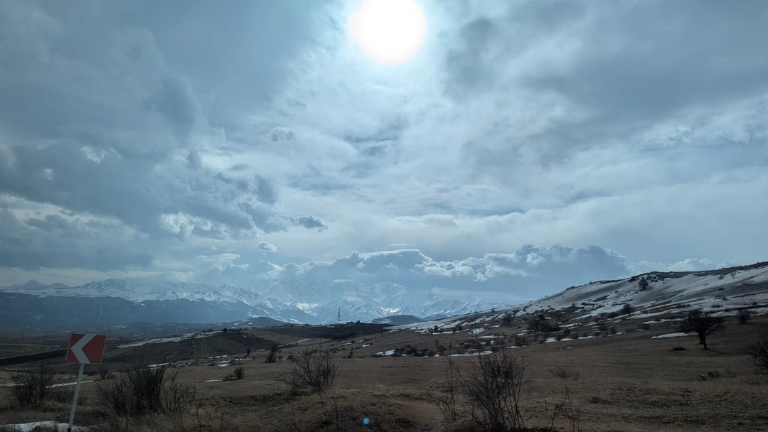 Юг Армении рекомендую обязательно к посещению дорога проходит через живописные места а ещё когда с вами