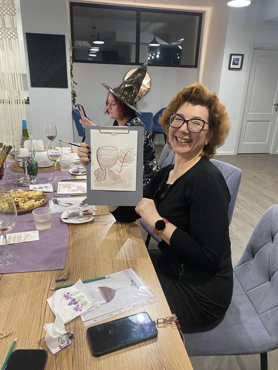 С подругами были у Дарьи на мастер-класс рисование вином. Интересно, прикольно, необычно! Если выбираете место, где