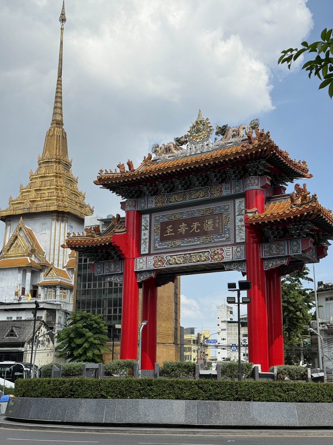 Отличная экскурсия для знакомства с таким многогранным и немного пугающим неопытных путешественников городом, как Бангкок. Как