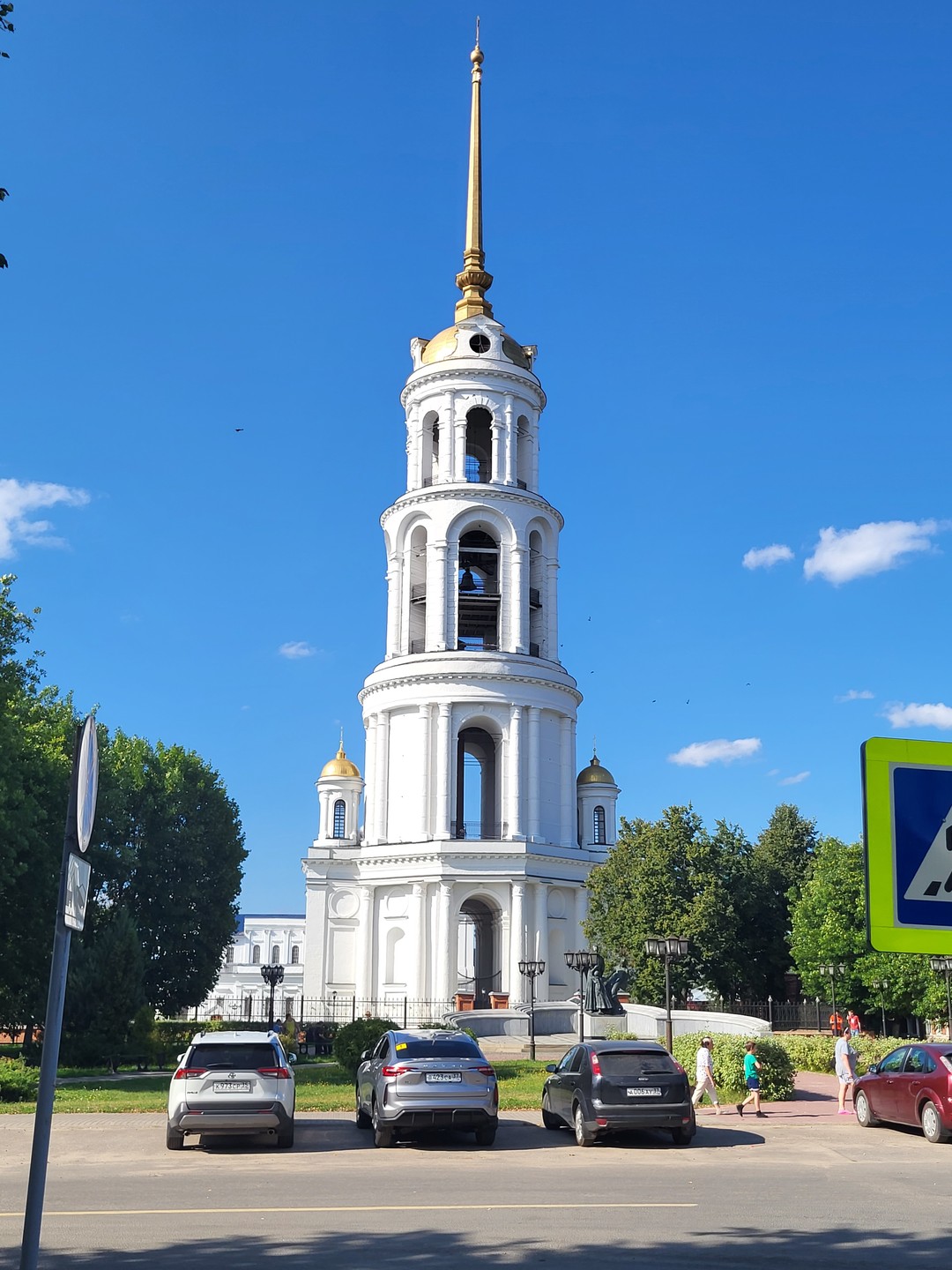 Вера очень опытный, а потому пунктуальный, внимательный и знающий гид. Она блестяще владеет материалом, об Иваново