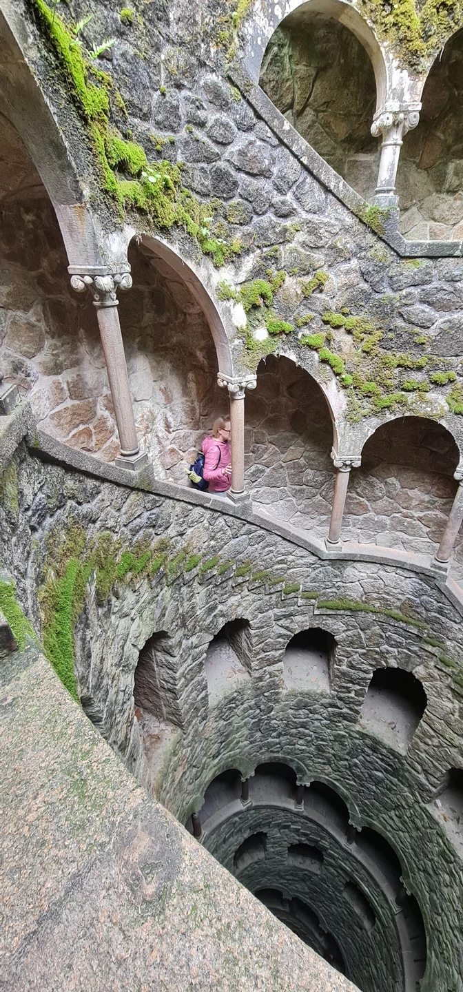 Путешествие в загадочную Синтру проходило с Еленой от старинного вокзала в Лиссабоне, до волшебного замка. Много