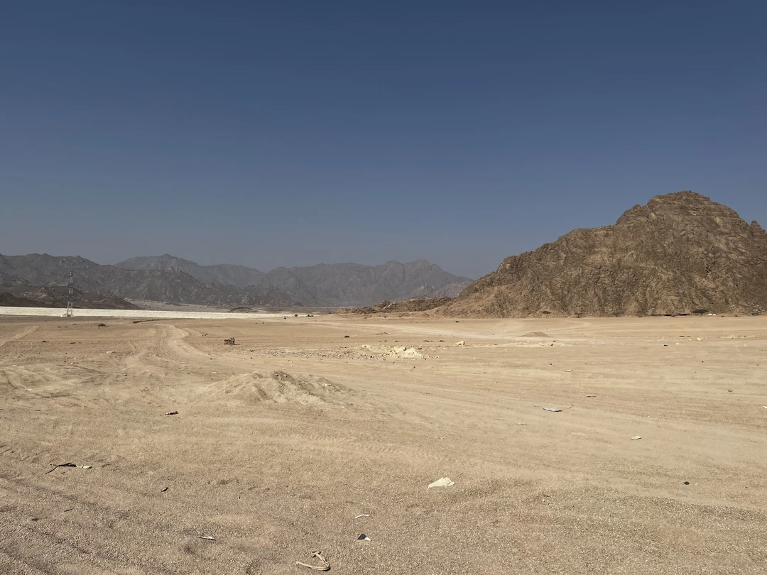 В целом все понравилось, забрали от отеля, привезли на место, арафатки, очки можно купить на месте