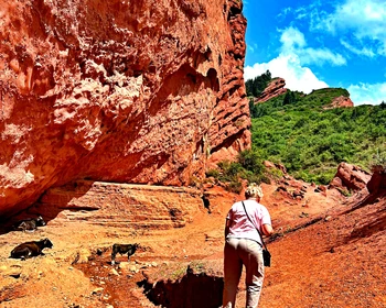 Ущелье Джеты-Огуз и скала Разбитое сердце