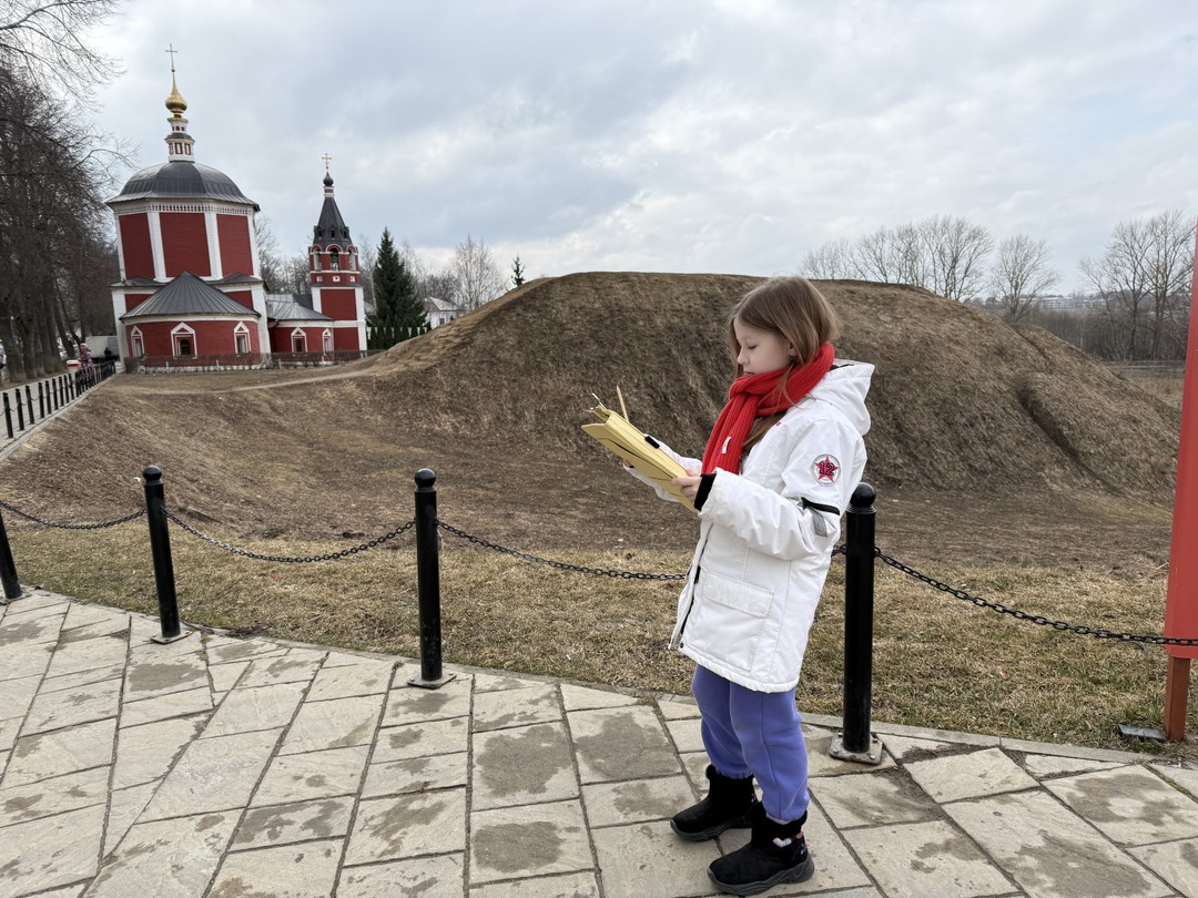 Отличный квест. Легкий интересный. С детьми рекомендую. В полном восторге. Спасибо Максиму. В конце приятно удивил подарок-клад