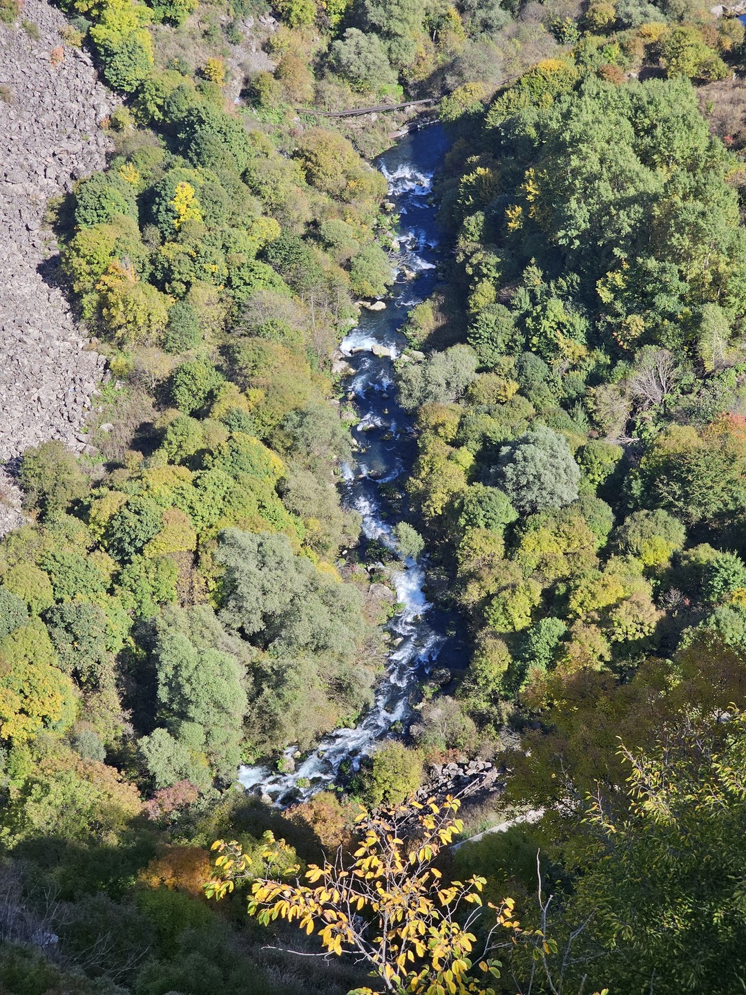 Ездили с Ливани в Дашбаши посмотреть на мост с бриллиантом. По дороге туда и назад были
