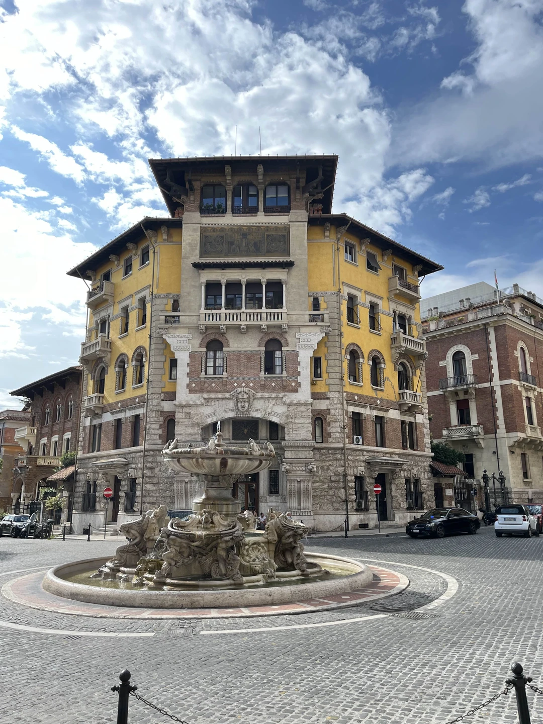 Прекрасная экскурсия по очаровательному району Коппеде и вилле Торлония. Гид Наталия прекрасно эрудированна, профессиональна, внимательна и