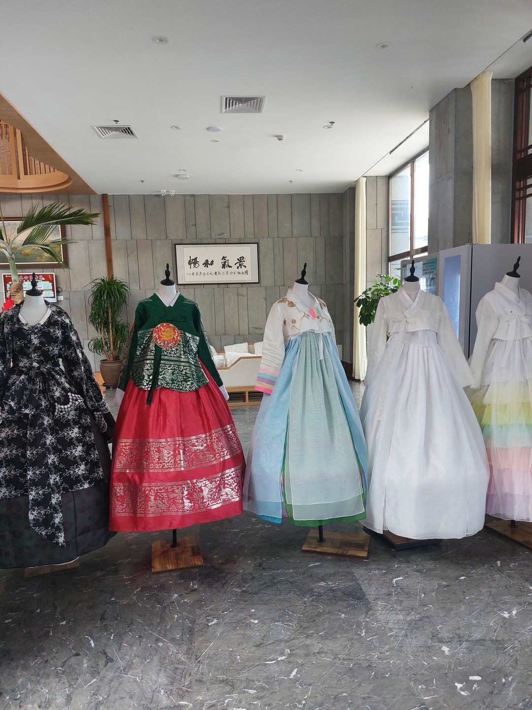 Переезд на международном автобусе в Китай был комфортным и неутомительным. Немного пришлось задержаться на границе, пока