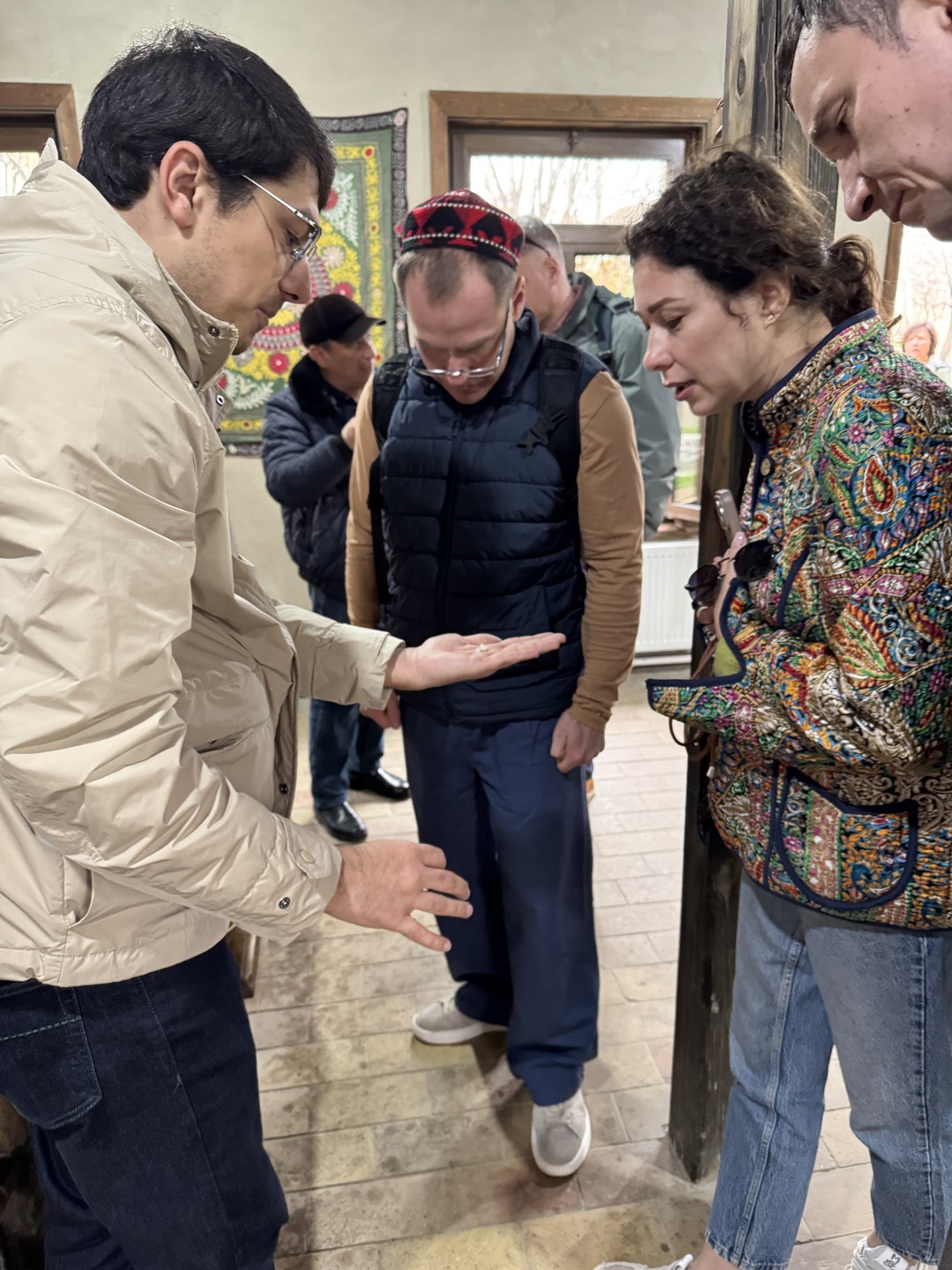 Привет всем путешественникам! Были на экскурсии вместе с Фарзодом. Экскурсия проходила на комфортабельном автомобиле, что помогла