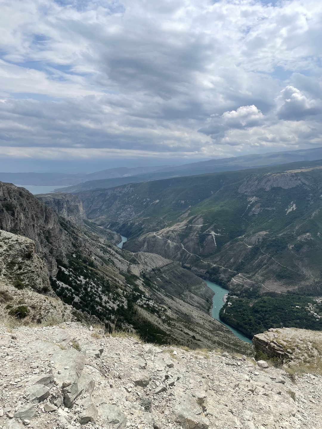 Сопровождал нас экскурсовод-водитель Валид