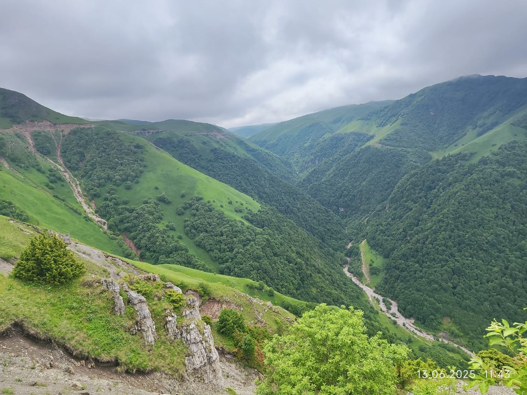 Замечательная экскурсия! Думали - ехать, не ехать - сколько озер перевидали, но озеро Казеной-Ам нас поразило