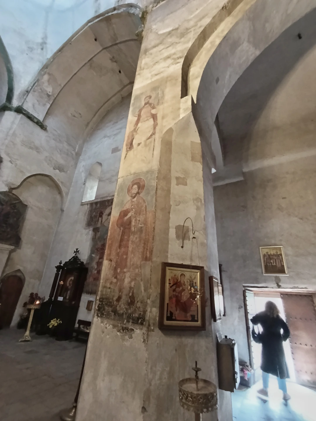 Прекрасная поездка на Казбеги. Сегодня первый раз оказалась в группе, где несколько национальностей. Экскурсия проходит на