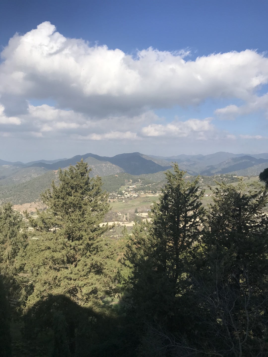 Замечательная экскурсия, еще раз убедилась, что хочешь узнать страну, общайся с местными. Василий очень приятный в