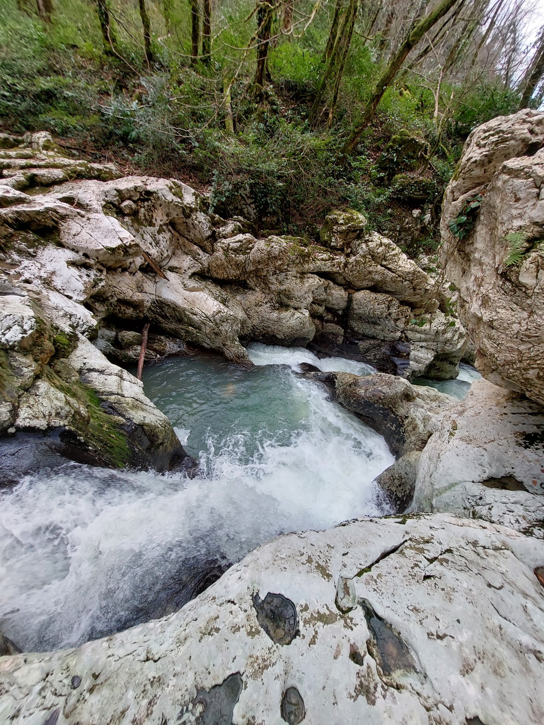 Отличный маршрут, вокруг очень красивая природа, особенно интересна была система водопадов в ущелье. В течение всего
