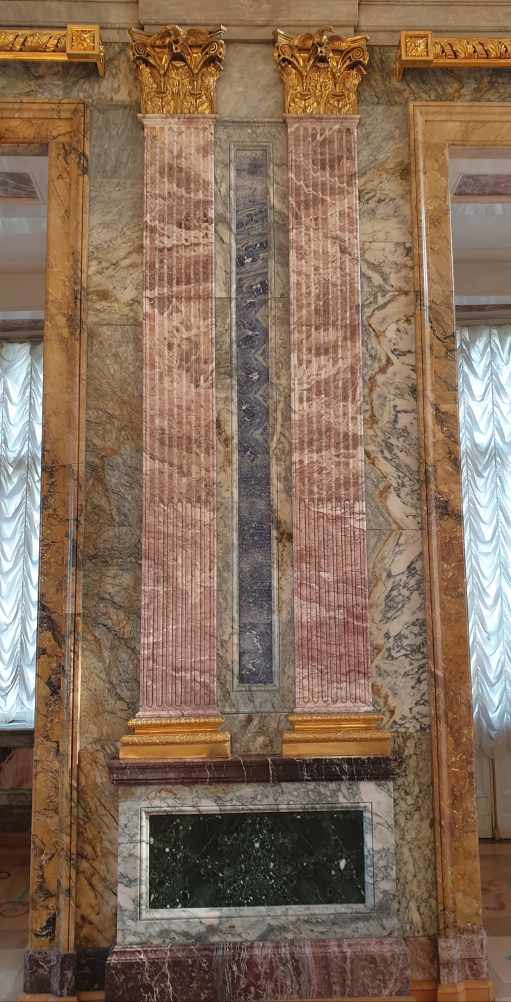 Сразу хочу пояснить за что я поставила на одну звезду меньше. Представители агенства анонсируют показ парадных