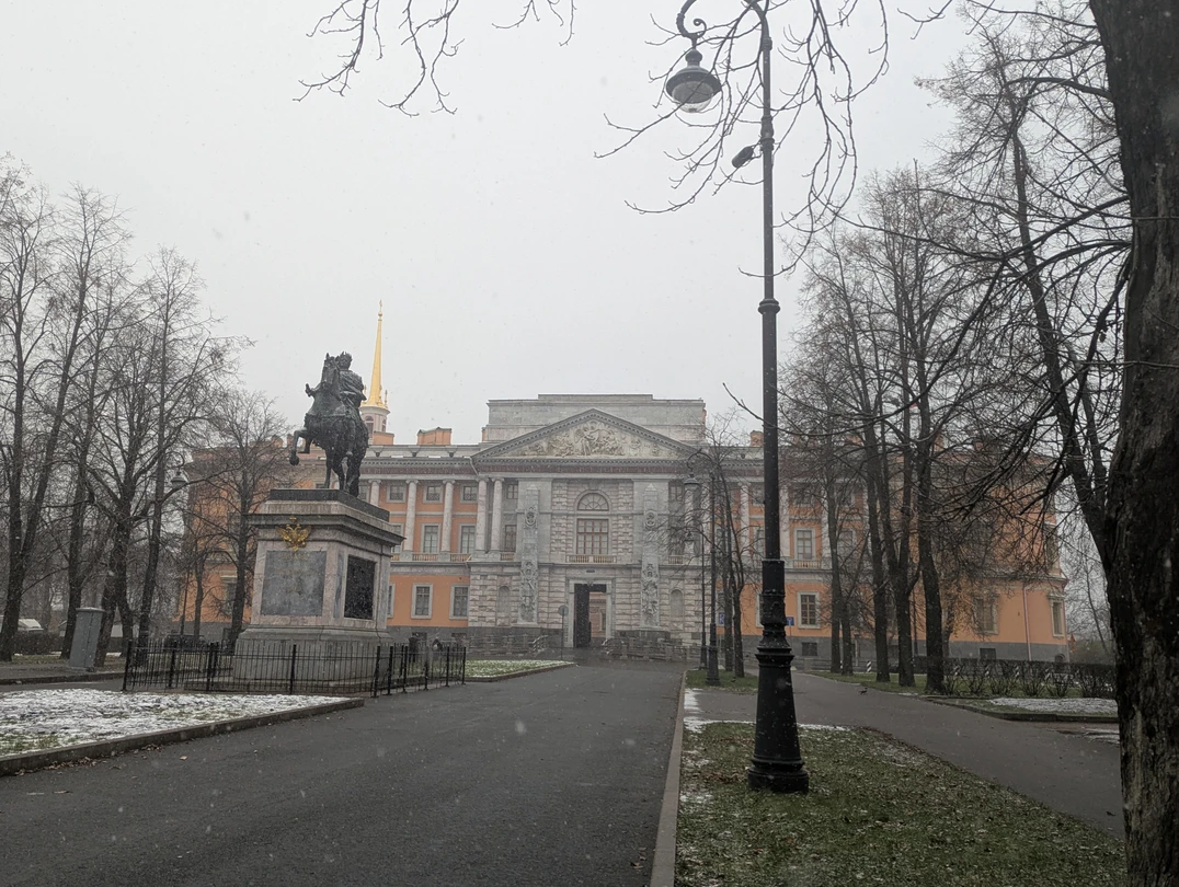 Экскурсоводом у меня был Иван. Не смотря на то, что на экскурсию записалась я одна, она