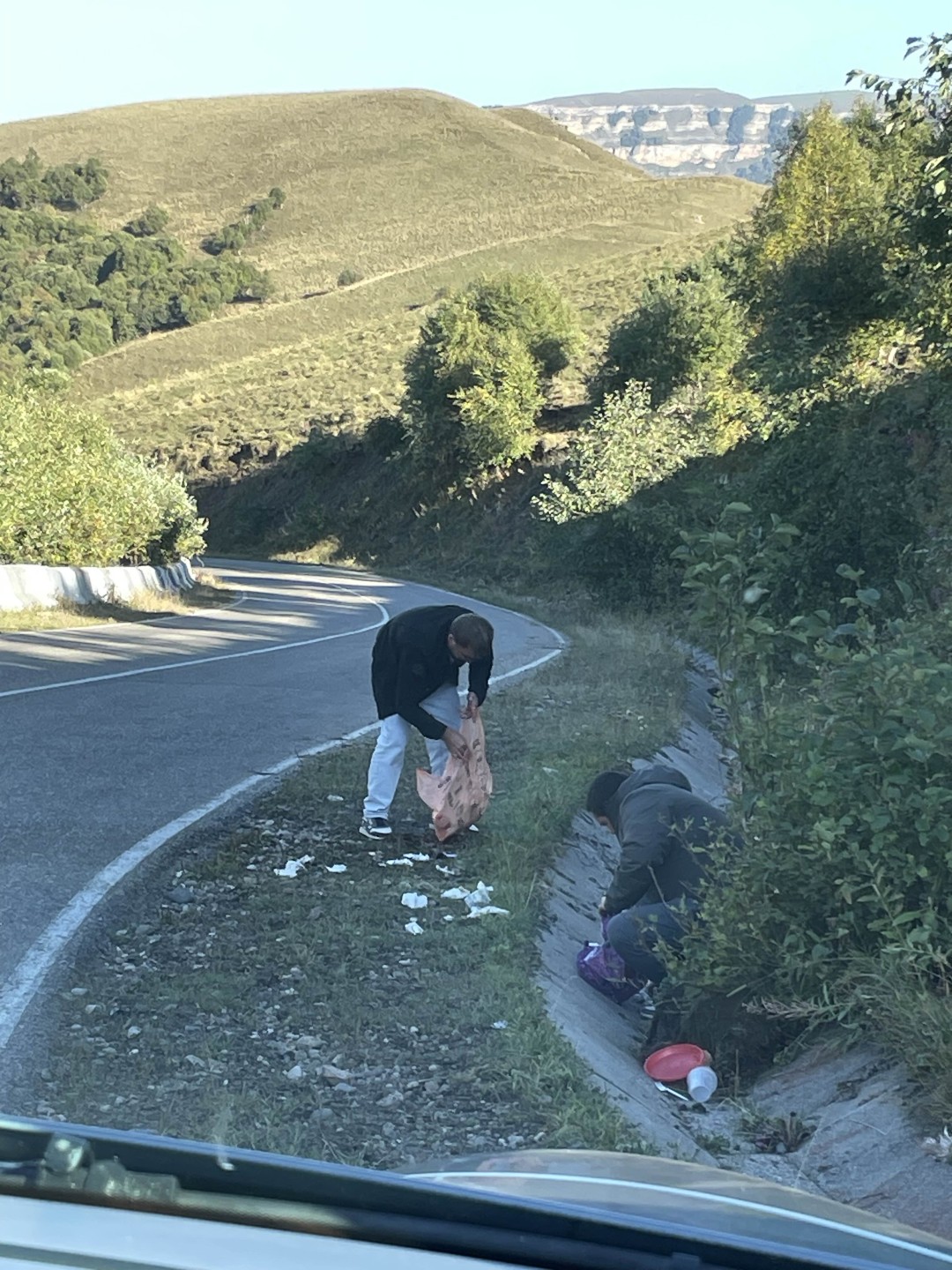 Спасибо большое нашему гиду Марату! Опытный, находчивый, любящий свой родной регион (вышел из машины, извинившись, и