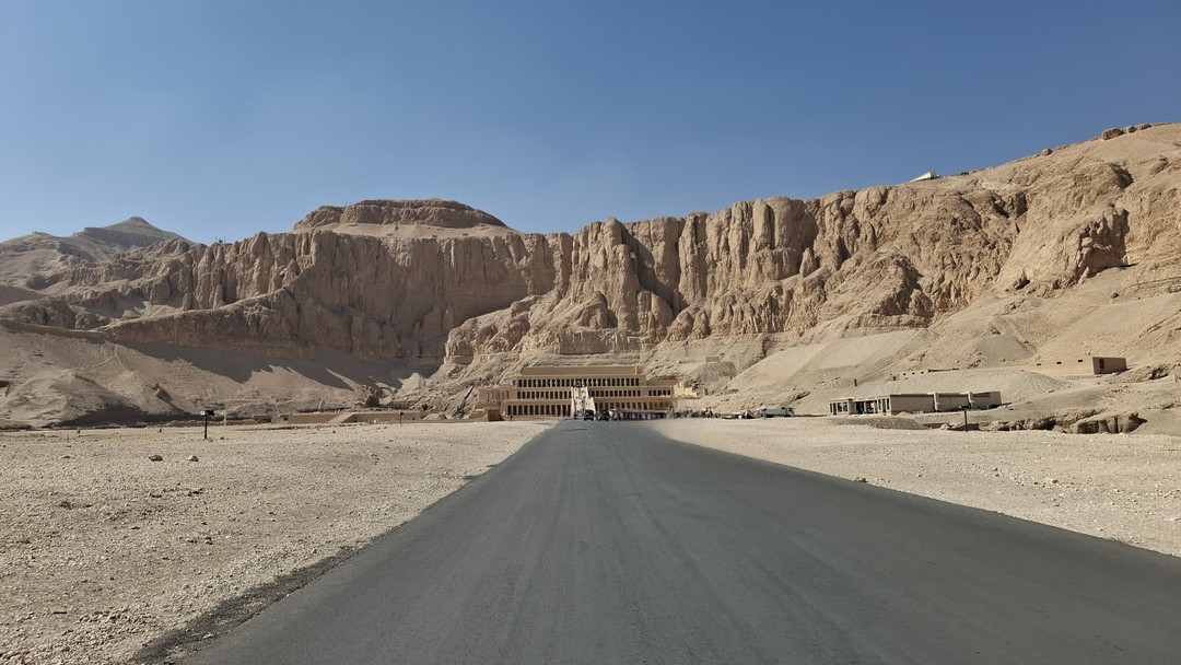 Экскурсия в Луксор с гидом Абдалой и водителем Айзеком оказалась фантастической. Машина приехала вовремя. За разговором