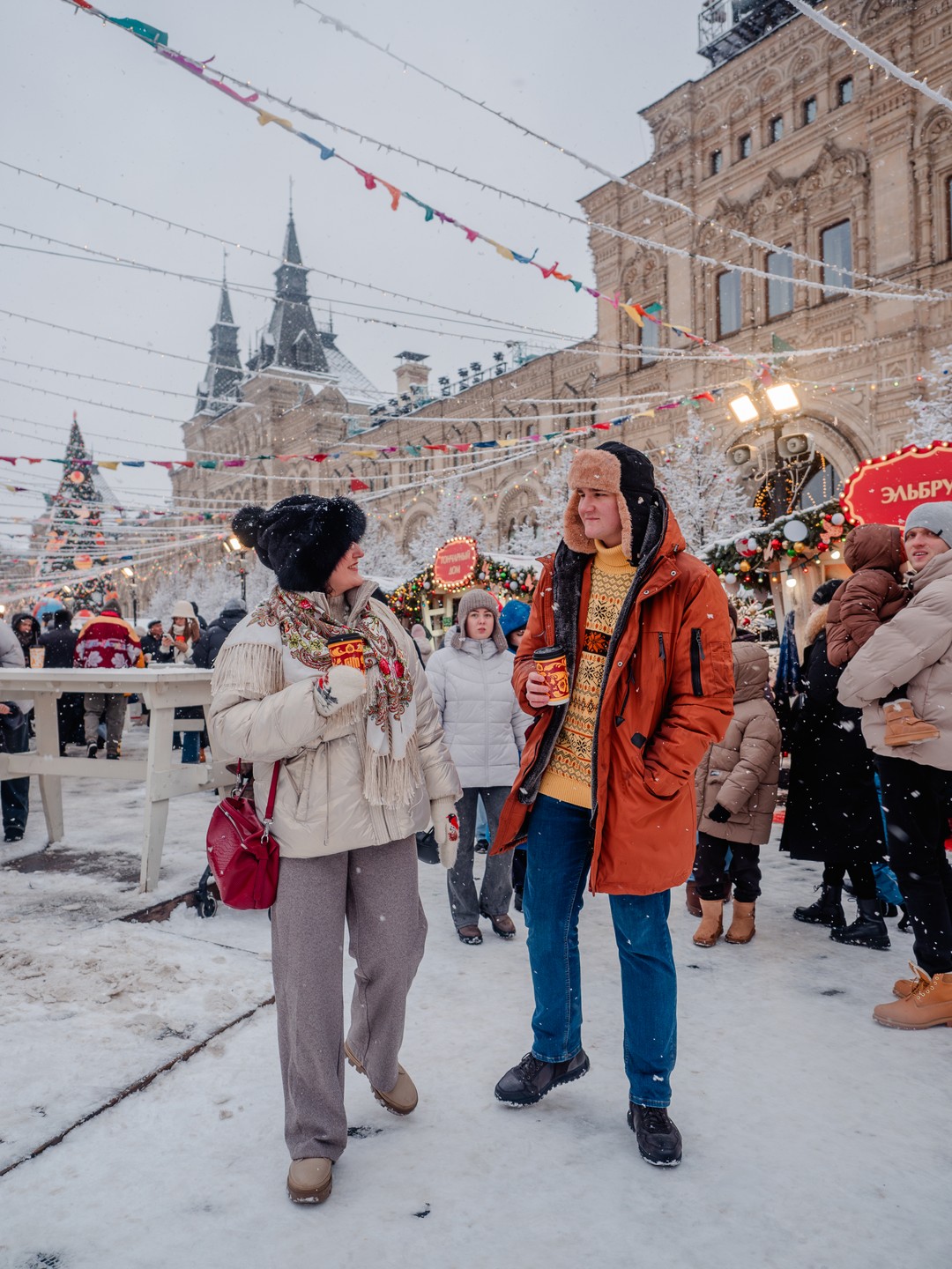 Мы москвичи, поэтому интересовала исключительно фотопрогулка и она удалась на славу. Красивая новогодняя Москва, выпал мягкий