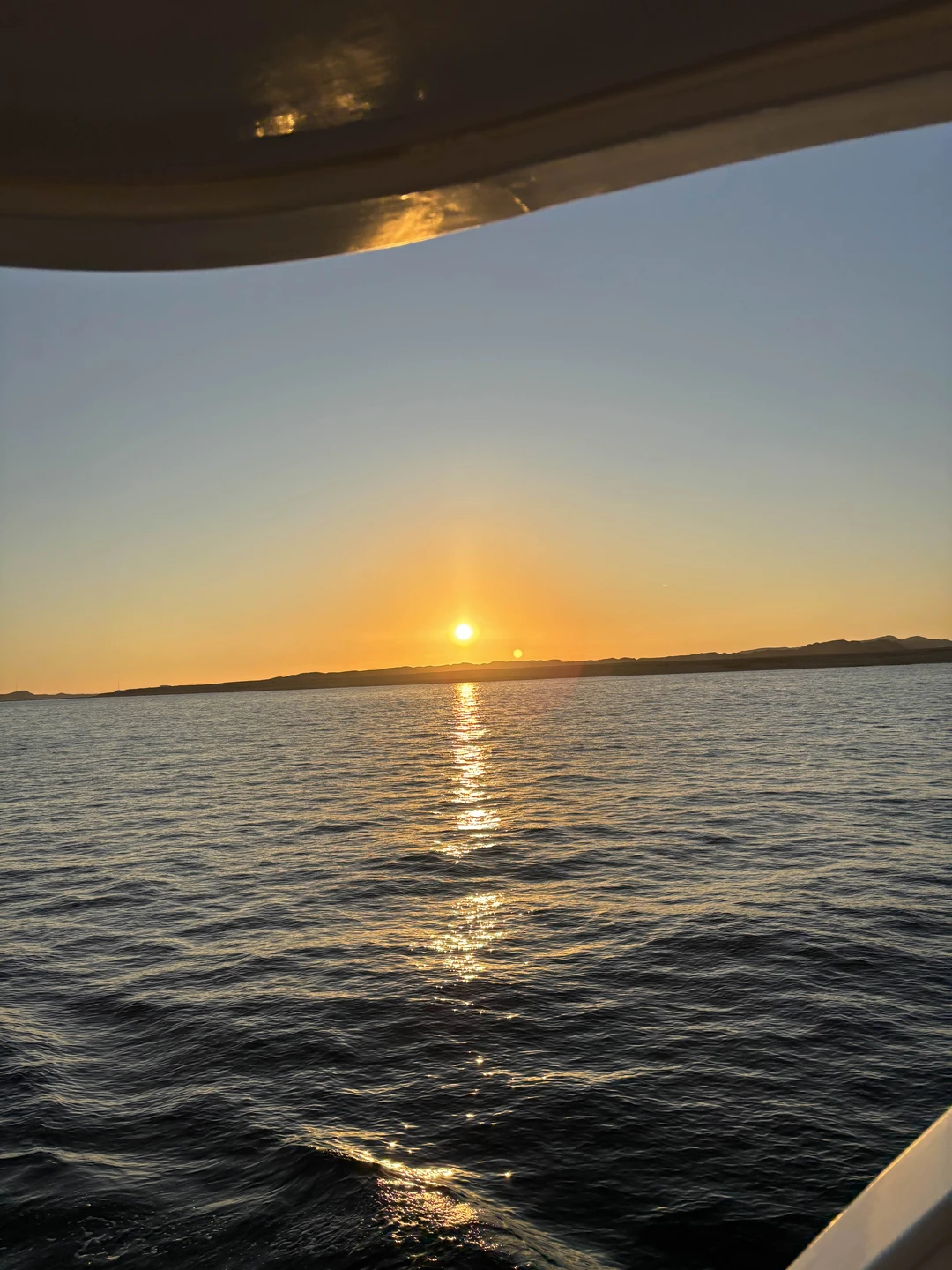 Экскурсия понравилась, погружение ориентировано на фотографа, позировать и потом за хорошую сумму купить это. Яхта хорошая