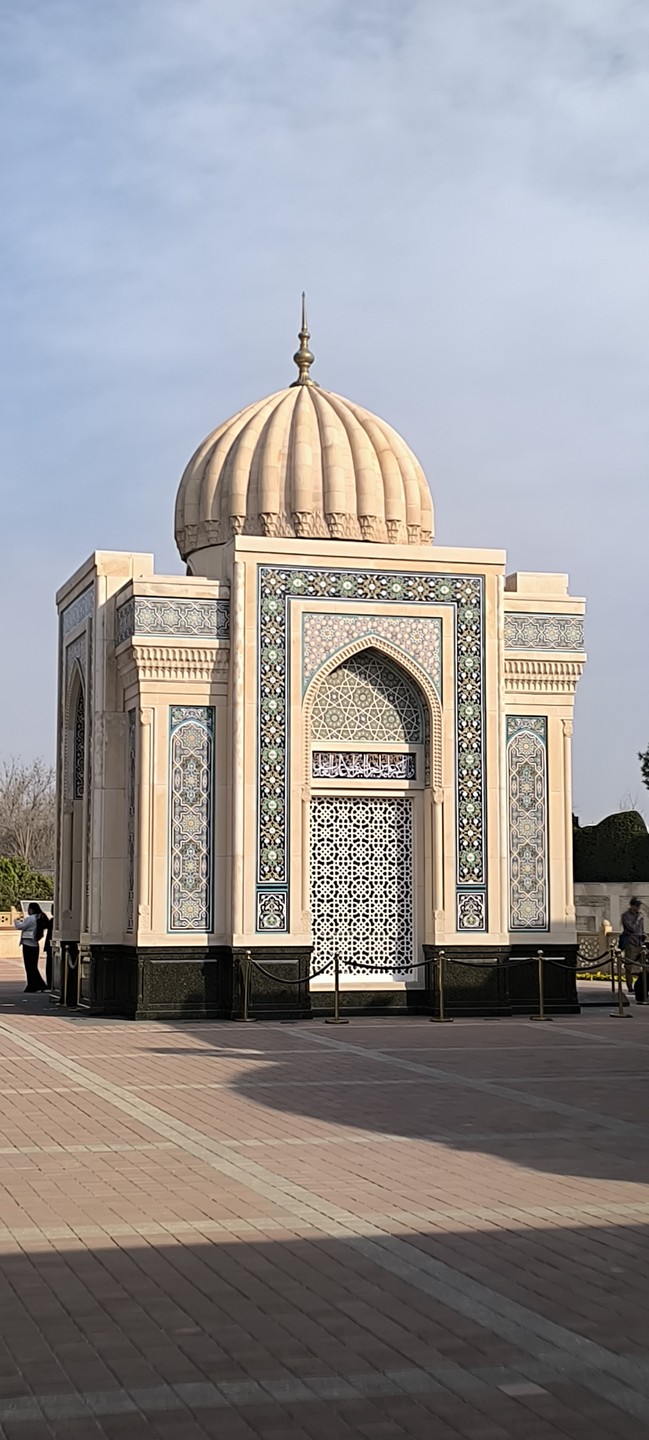 Великолепная экскурсия, мы остались очень довольны. Шохрух не только прекрасный рассказчик и гид, но и очень