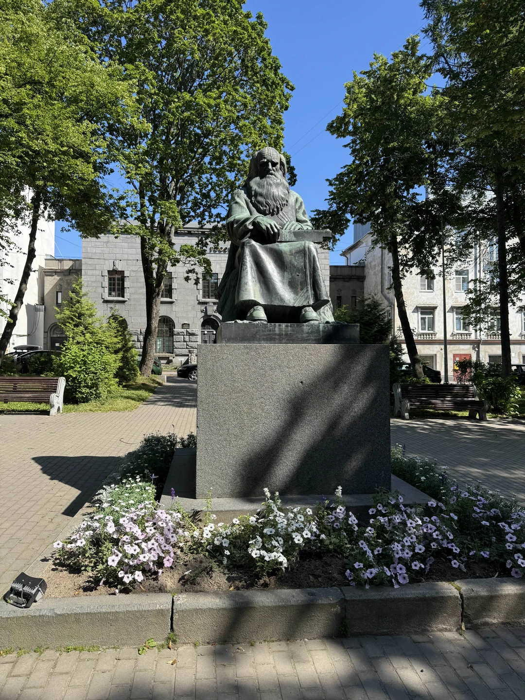 Сергей великолепный экскурсовод и рассказчик. Несмотря на то, что информации от него поступает очень много, всё