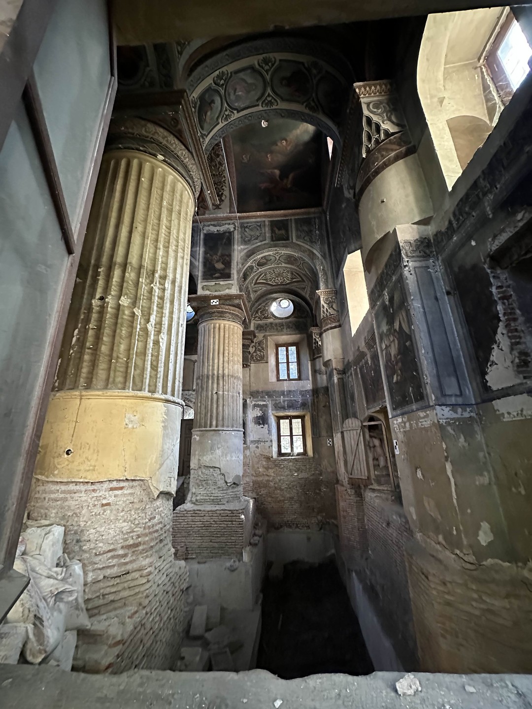 Хотелось бы отметить профессионализм водителей и экскурсовода. Карина, как экскурсовод, образованный, отзывчивый человек. -Спасибо Вам ОГРОМНОЕ!!!