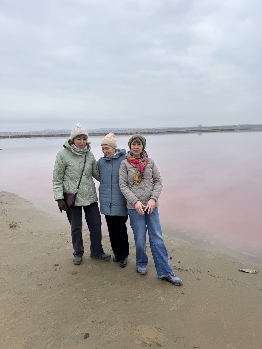 Сегодня Идрис познакомил нас с чудесами Азейрбаджана! Посетили три восхитительные локации: розовое соленое озеро, марсианские горы