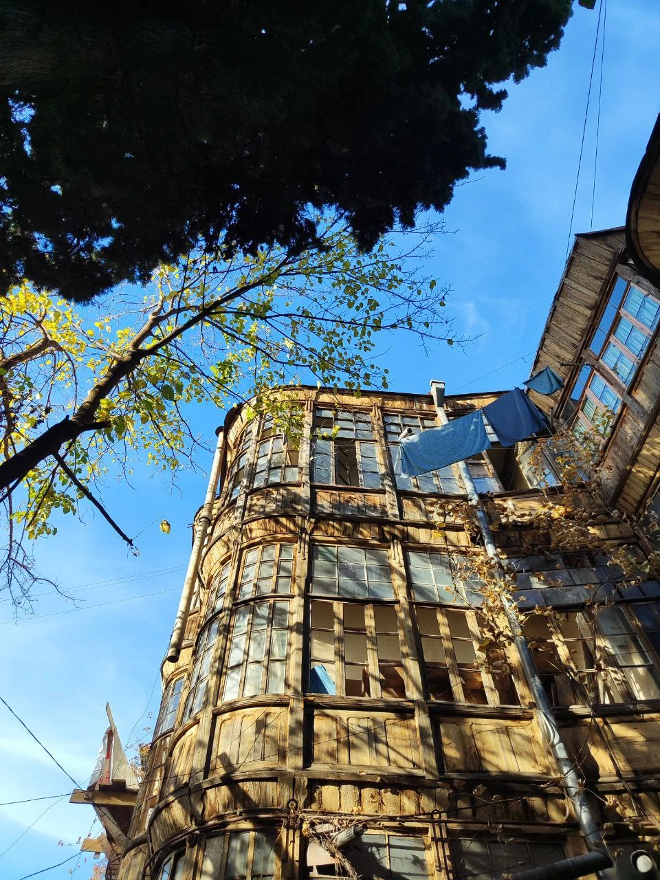 Если вы хотите увидеть Тбилиси с "нетуристического" ракурса - глубже, на уровне искусства, времени и символов - бронируйте эту экскурсию