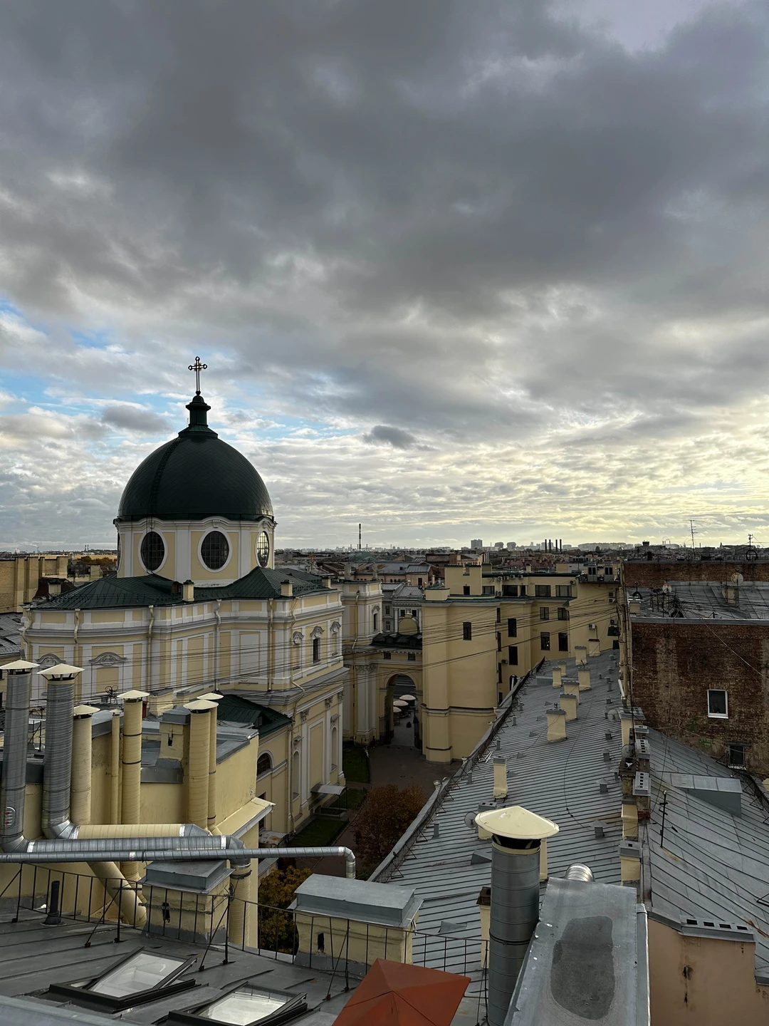 Открывая Петербург: витражи парадных, лабиринты дворов и романтика крыш (Чепелева)