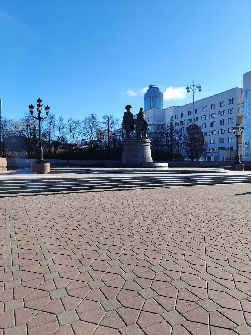 Анатолий, прекрасно знает свой город, экскурсия прошла на одном дыхании