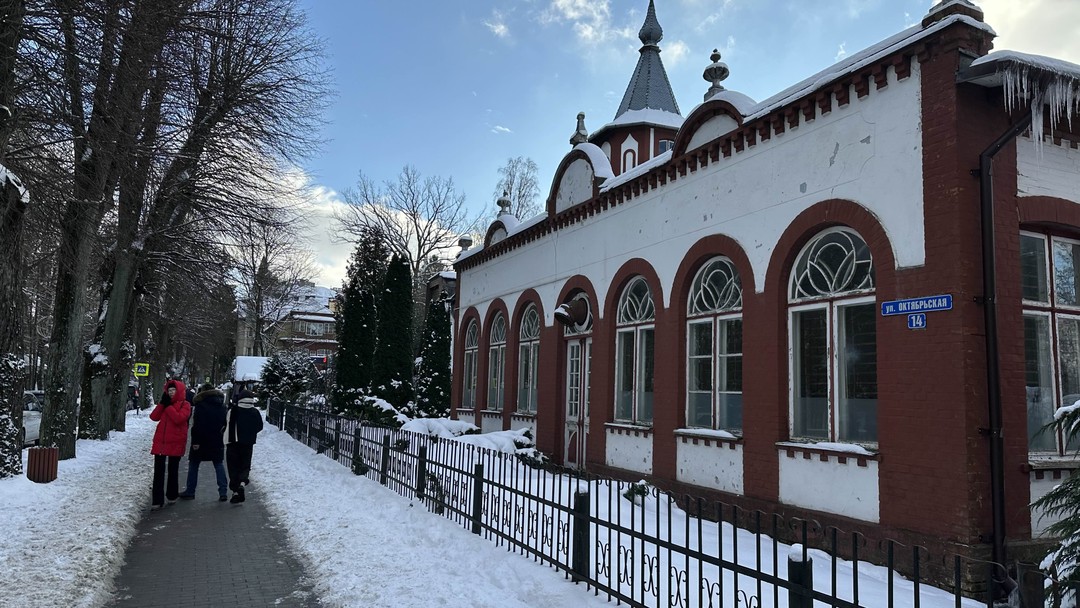 Замечательная экскурсия, да еще и с комфортом. Гид Ксения очень приветливая, улыбчивая, интересный рассказчик. В непринужденной