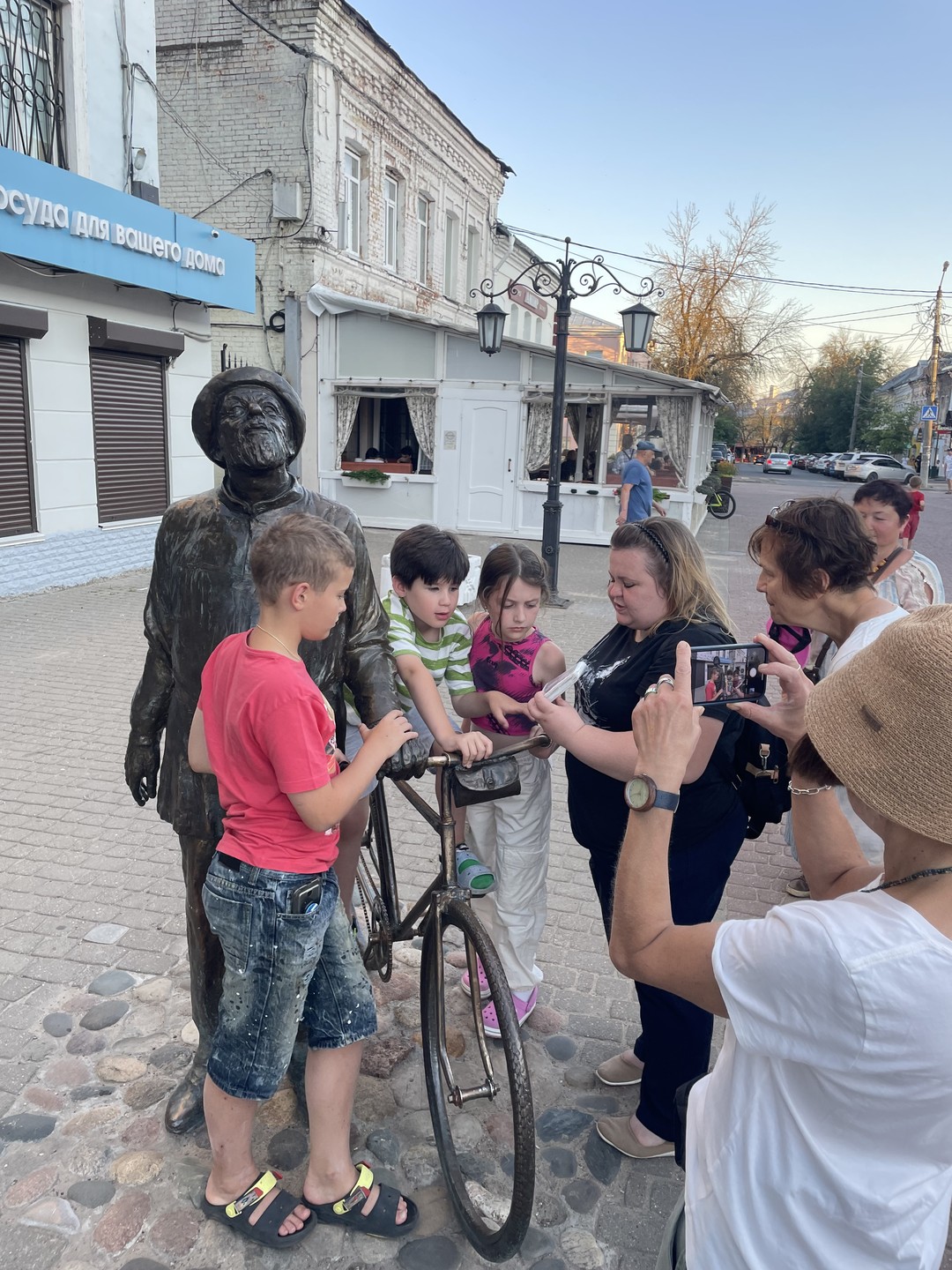 Юлия сумела заинтересовать наших 4-х внуков 6,7,9,12 лет, что не просто. Да и взрослым было не