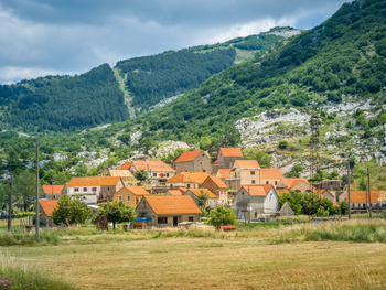 Цетине, Негуши, Липская пещера