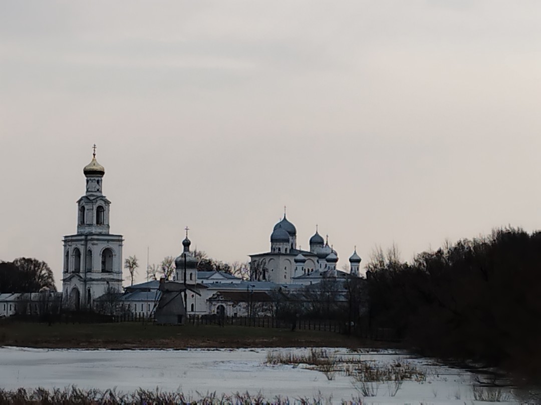 Юлия-отличный рассказчик. Громкий голос (что было важно для нас, т. к. с нами была бабушка), поставленная речь, очень интересно.