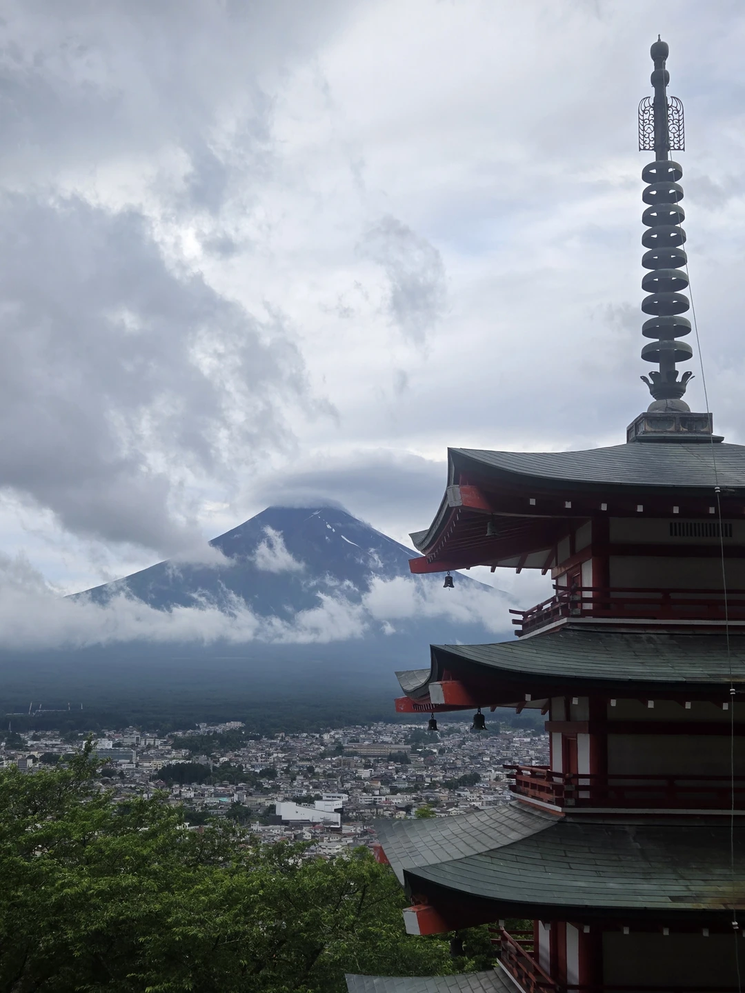 Прекрасная экскурсия. Не повезло с погодой - во время поездки к Фудзи начался сильный дождь и