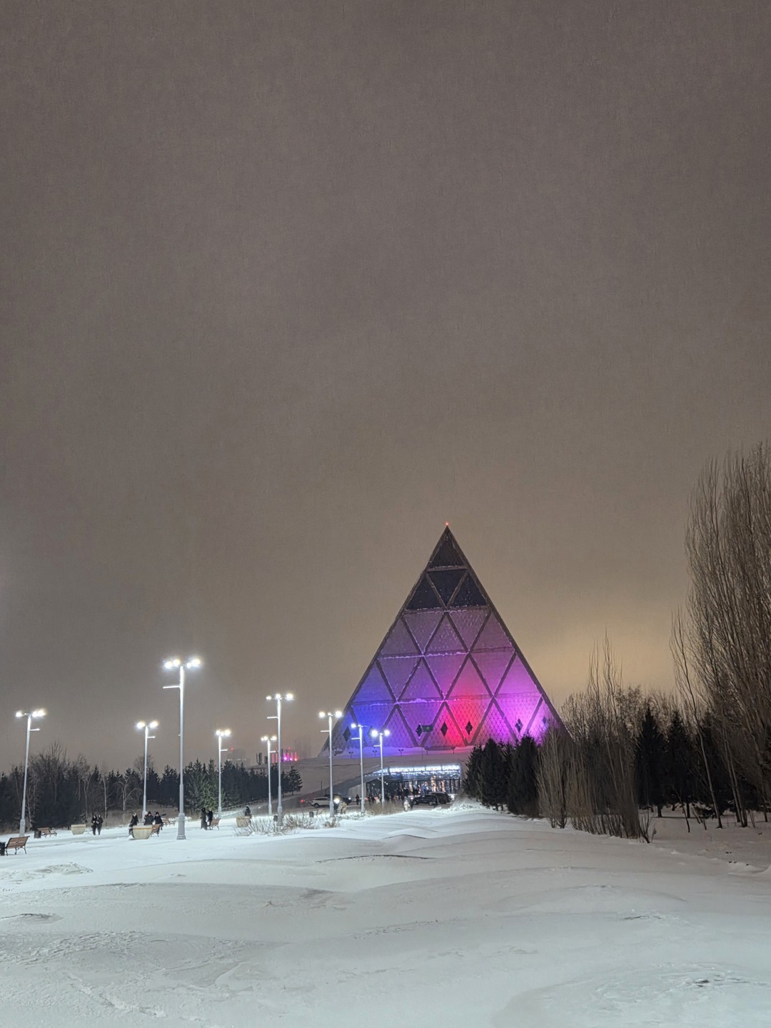 Встреча в аэропорту, обзорная по городу по основным значимым местам. Исторические данные очень скудные, материал взят