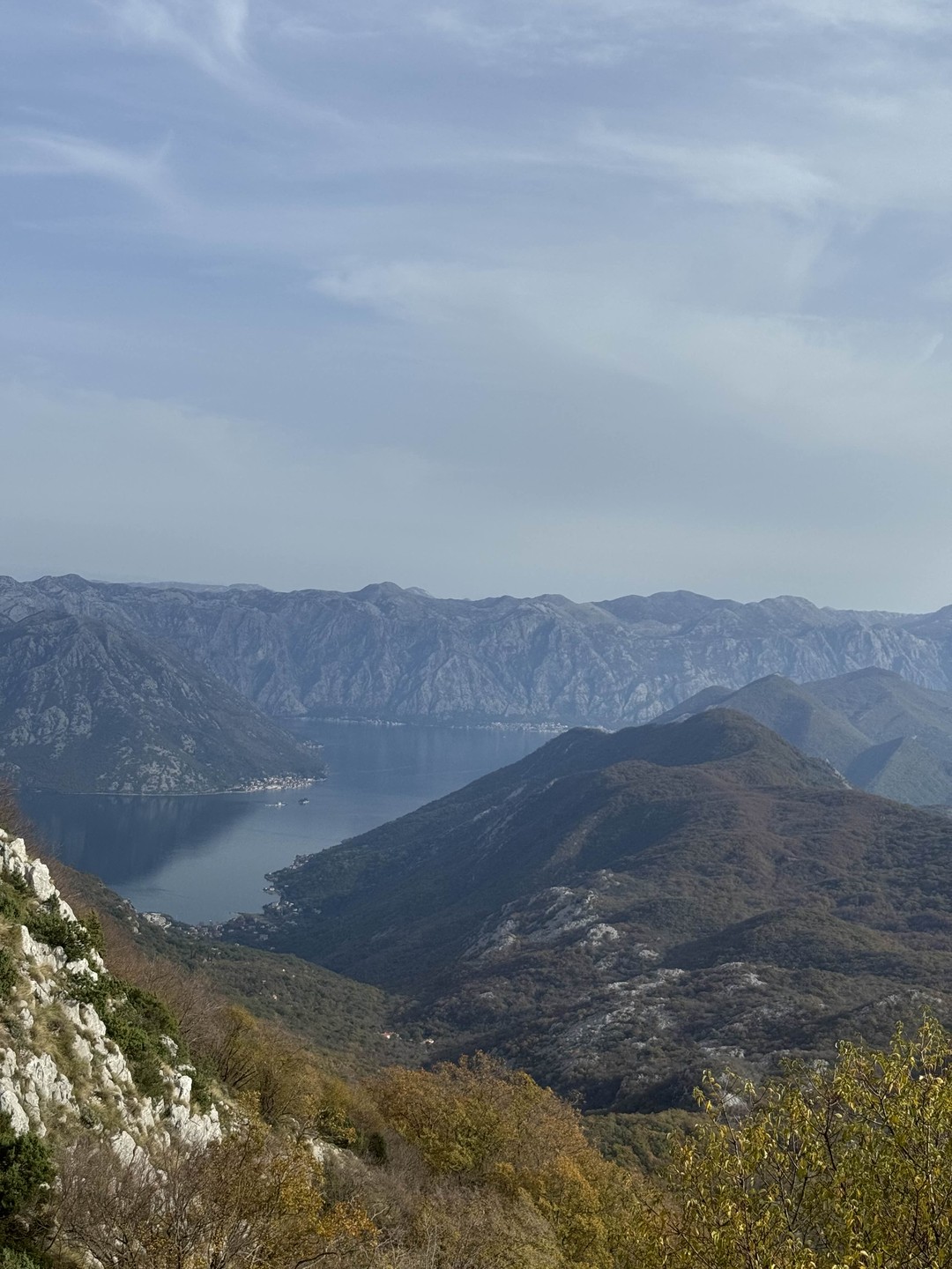 Александр очень грамотный гид. Прекрасно ориентируется в истории и современной Черногории. Экскурсия подойдет не только тем