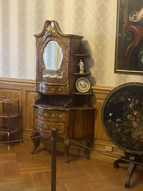 По удивительному особняку Румянцева