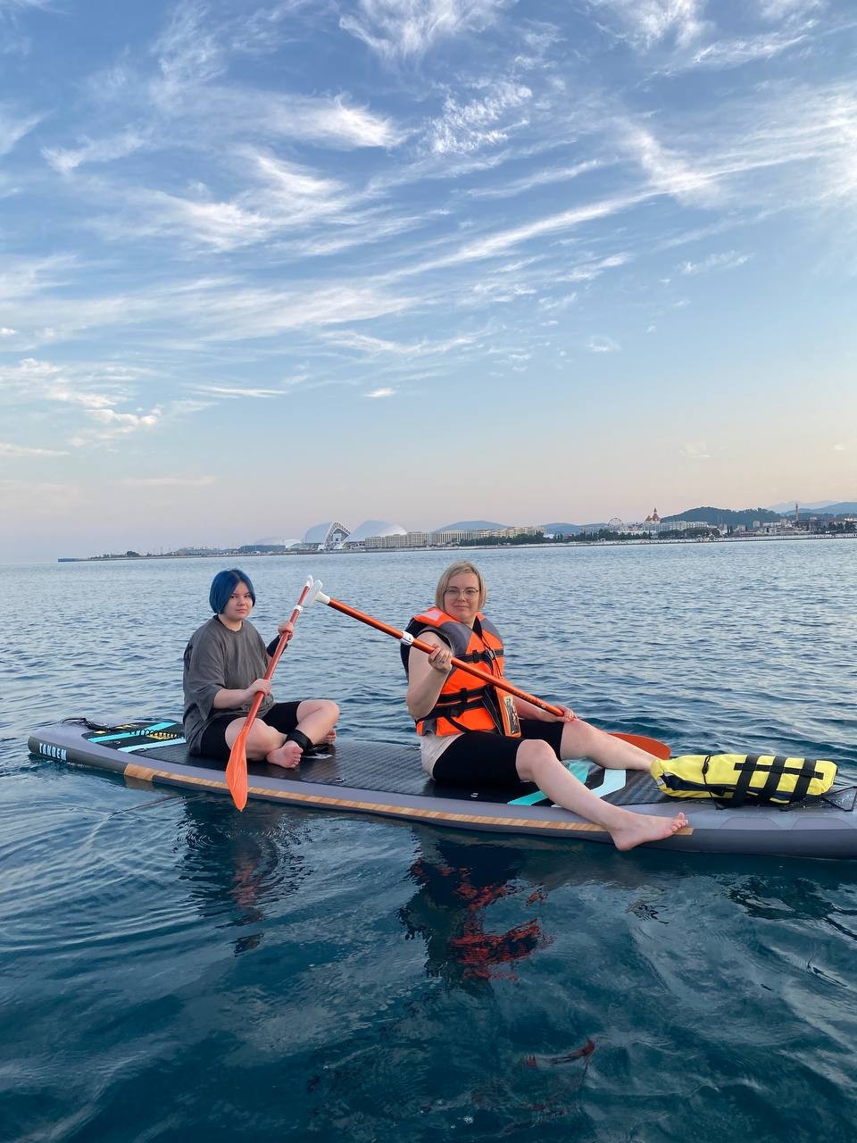 Приехала в Сочи с 3 подростками, решили поплавать на сапах - причем в необычном формате, встретить