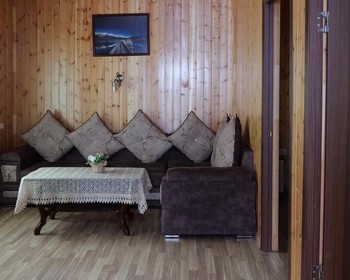 Розовое озеро, заброшенная крепость, кутабы на обед, душевный ужин