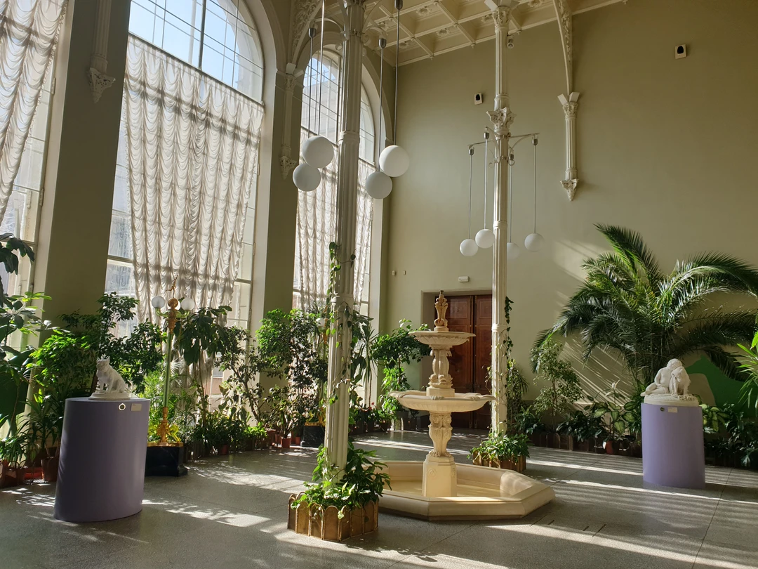 Сразу хочу пояснить за что я поставила на одну звезду меньше. Представители агенства анонсируют показ парадных