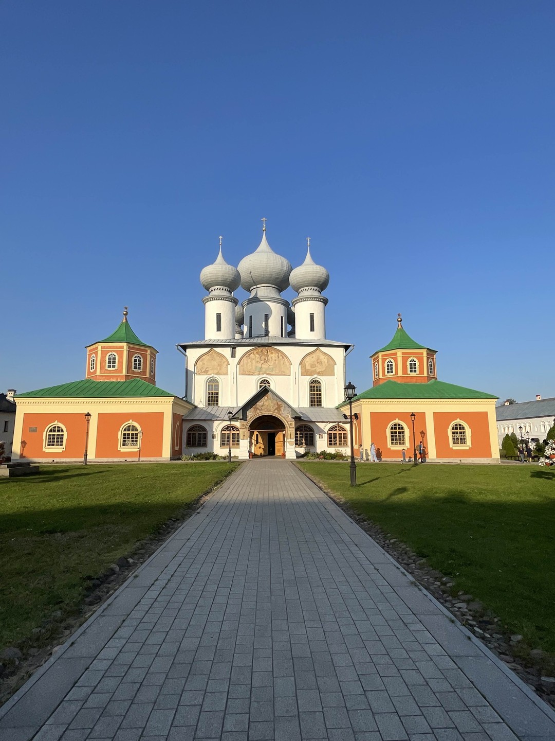 Нашей небольшой семейной группе экскурсия по монастырю понравилась. Несмотря на очень жаркую погоду и усталость от