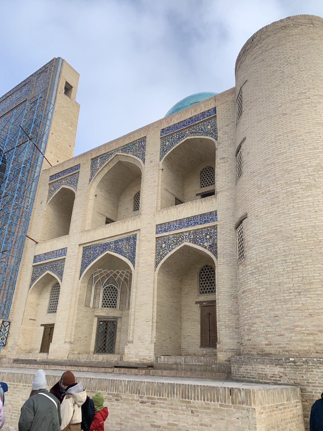 Эльдар - эрудированный, прекрасно знающий историю, любящий свою страну экскурсовод. Экскурсия интересная, познавательная. Рекомендуем