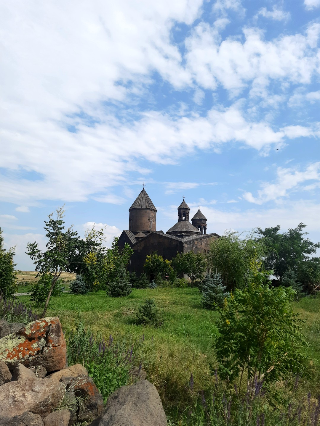 Гора Арагац и монастырь Сагмосаванк из Еревана (Арина)