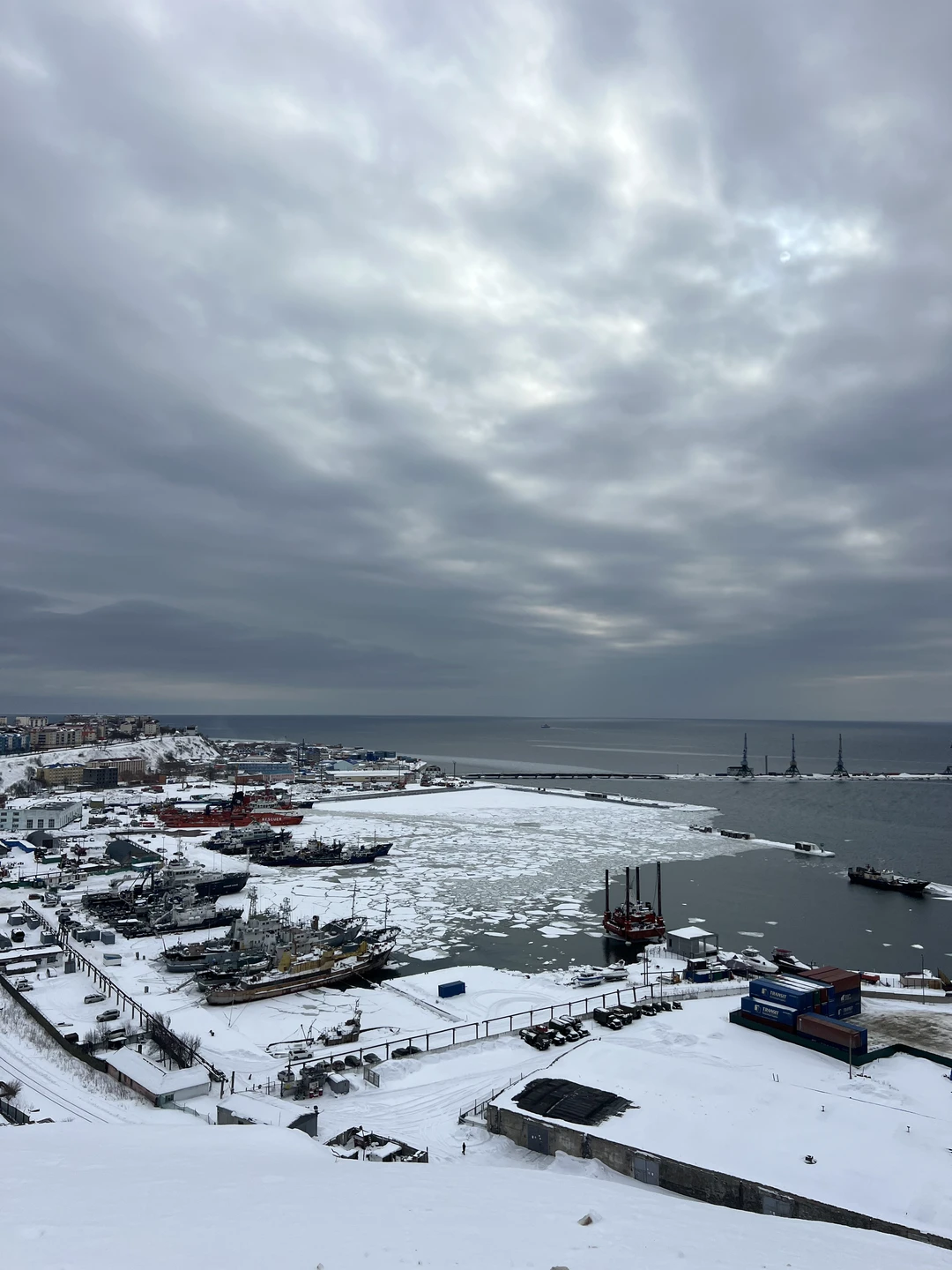 Мы прилетели на Сахалин из Новосибирска на лыжные марафоны памяти Фархутдинова. Времени свободного было не много