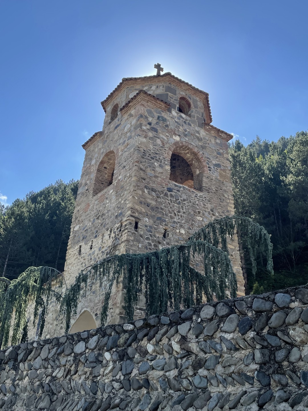 Недавно я с друзьями побывала на этой экскурсии, и все прошло просто великолепно! Озеро Батети удивительное