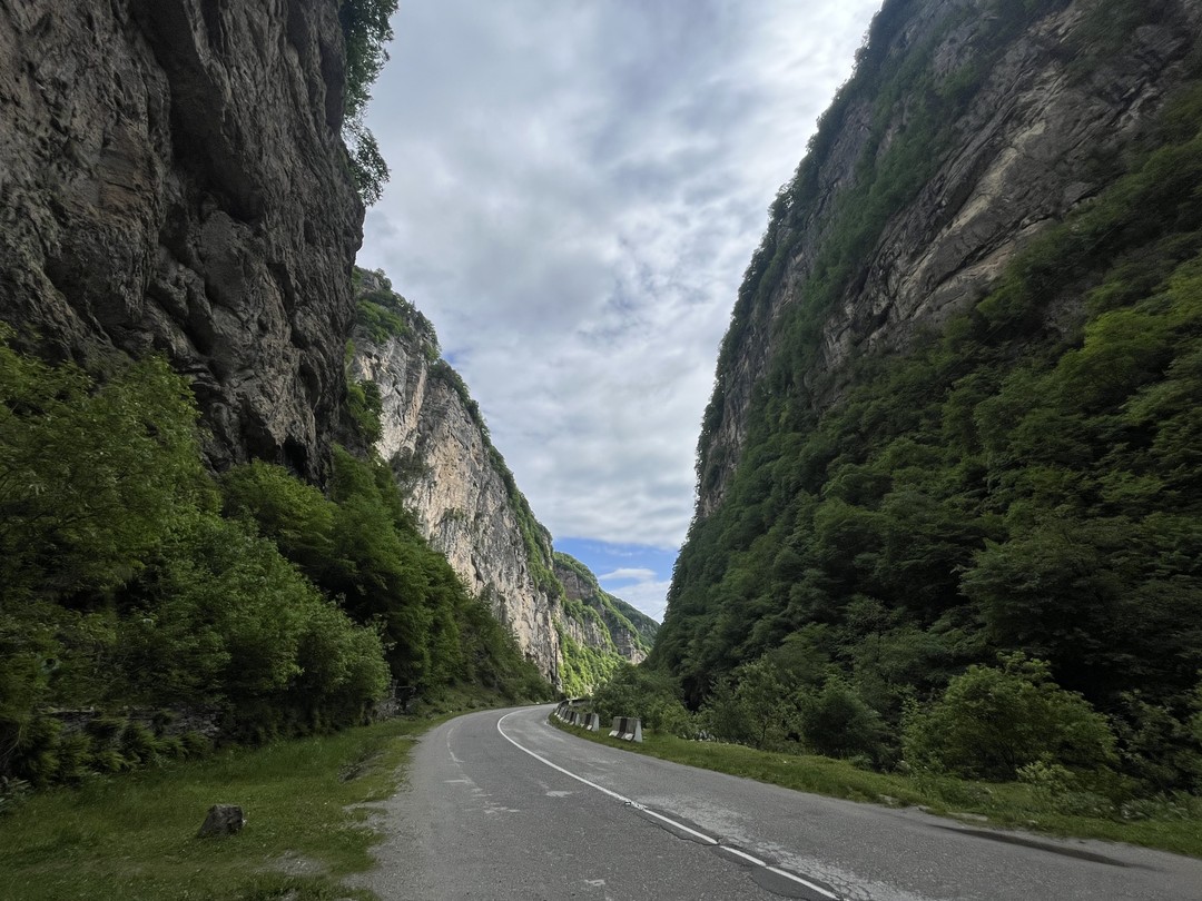 Благодарим за потрясающую экскурсионную поездку! У Михаила многолетний опыт работы и он очень конструктивно, содержательно рассказывал