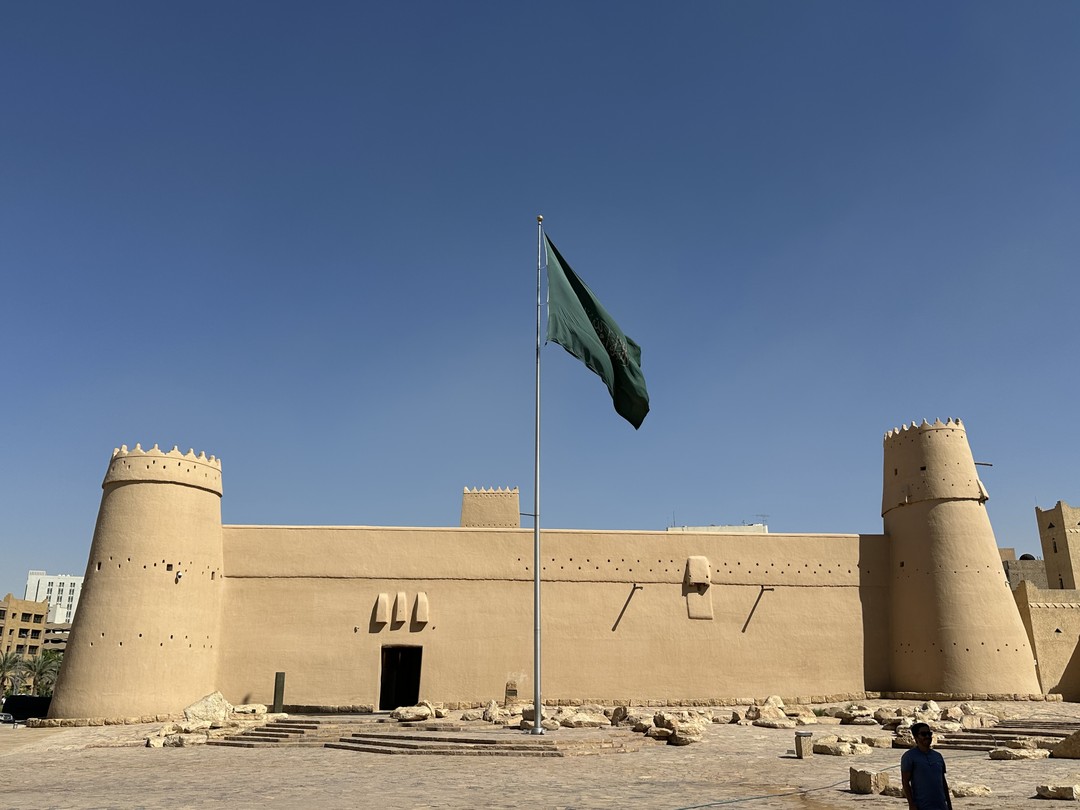 Очень хорошая получилась экскурсия. Прошла на комфортном автомобиле, расписание было подобрано с учетом наших пожеланий. Мурад